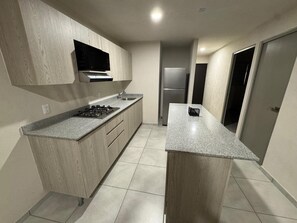 Frigorífico, microondas, horno y lavavajillas