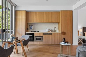 Wasserkocher mit Kaffee-/Teezubehör, Kühlschrank, Mikrowelle, Ofen