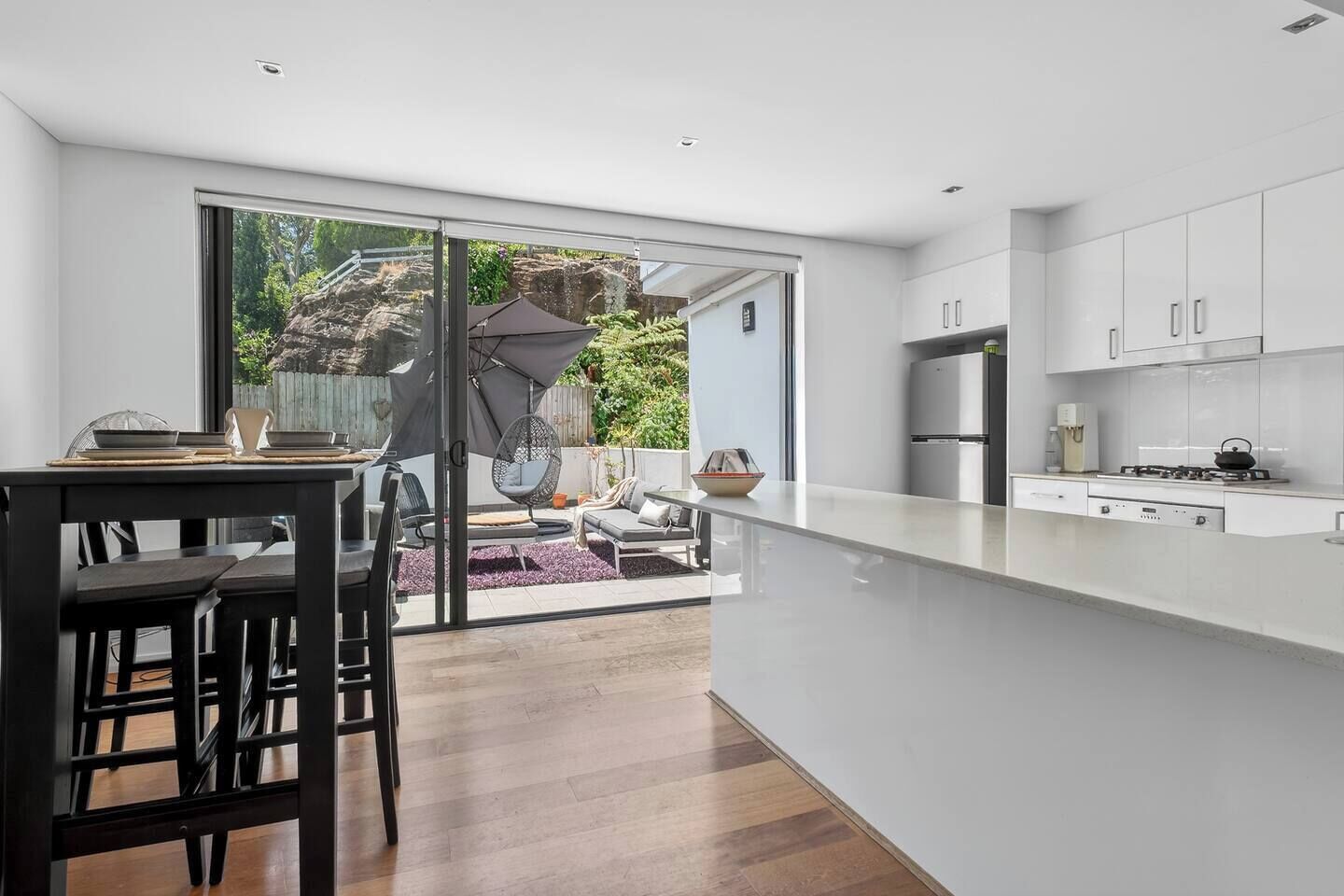 Frigorífico, microondas, horno y placa de cocina