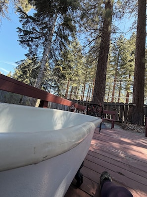 Outdoor spa tub - Hidden Gem 4-bedroom house in South Lake Tahoe near the beach, and Heavenly. (South Lake Tahoe)