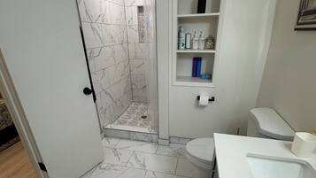 Douche, séchoir à cheveux, serviettes fournies, savon
