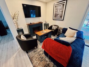 Smart TV, fireplace, video games, books - Hidden Gem 4-bedroom house in South Lake Tahoe near the beach, and Heavenly. (South Lake Tahoe)