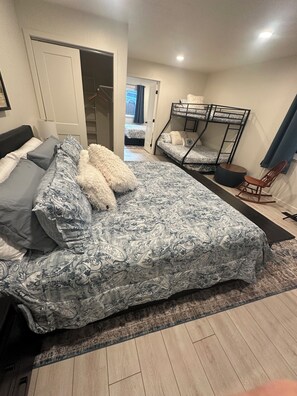 4 slaapkamers, een strijkplank/strijkijzer, reisbedje, gratis wifi