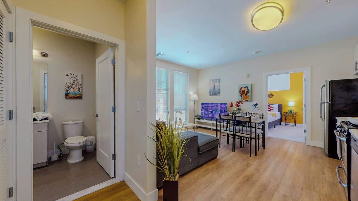 Un appartement moderne comprenant un salon, un coin repas et une cuisine.