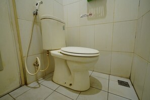 Double or Twin Room | Bathroom - Rehat at Wahidin Guest House (Kota Cirebon)
