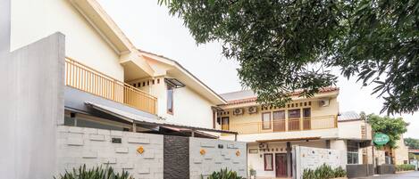 Vista frontal de la propiedad