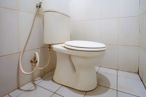 Phòng đôi hoặc 2 giường đơn | Phòng tắm | Buồng tắm vòi sen, khăn tắm 