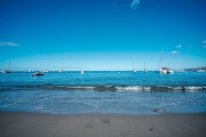 Beach - La Petite Maison dans la mer (Saint-Pierre)