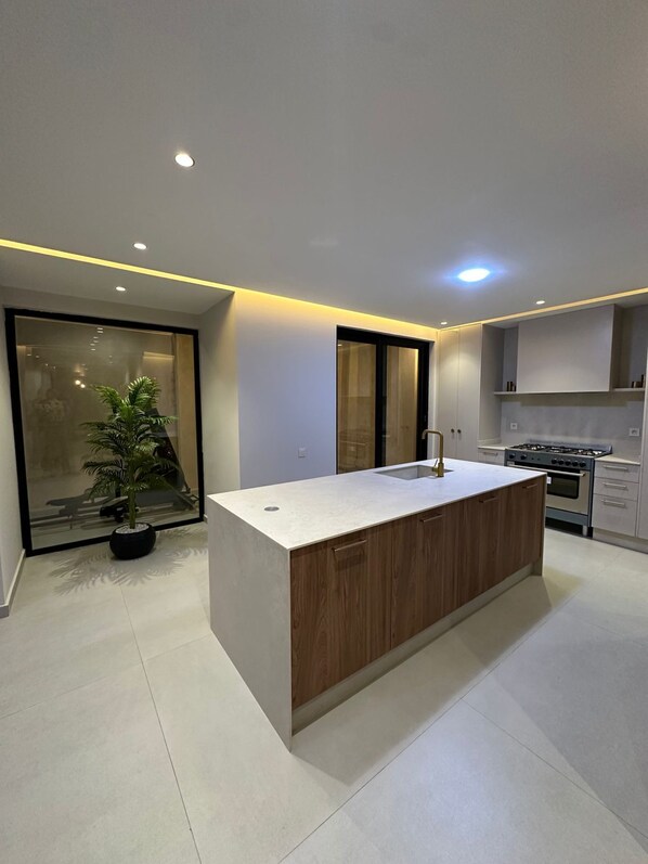 المنشأة من الداخل