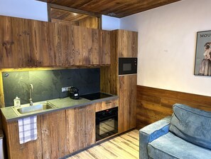 Kühlschrank, Mikrowelle, Ofen, Herdplatte