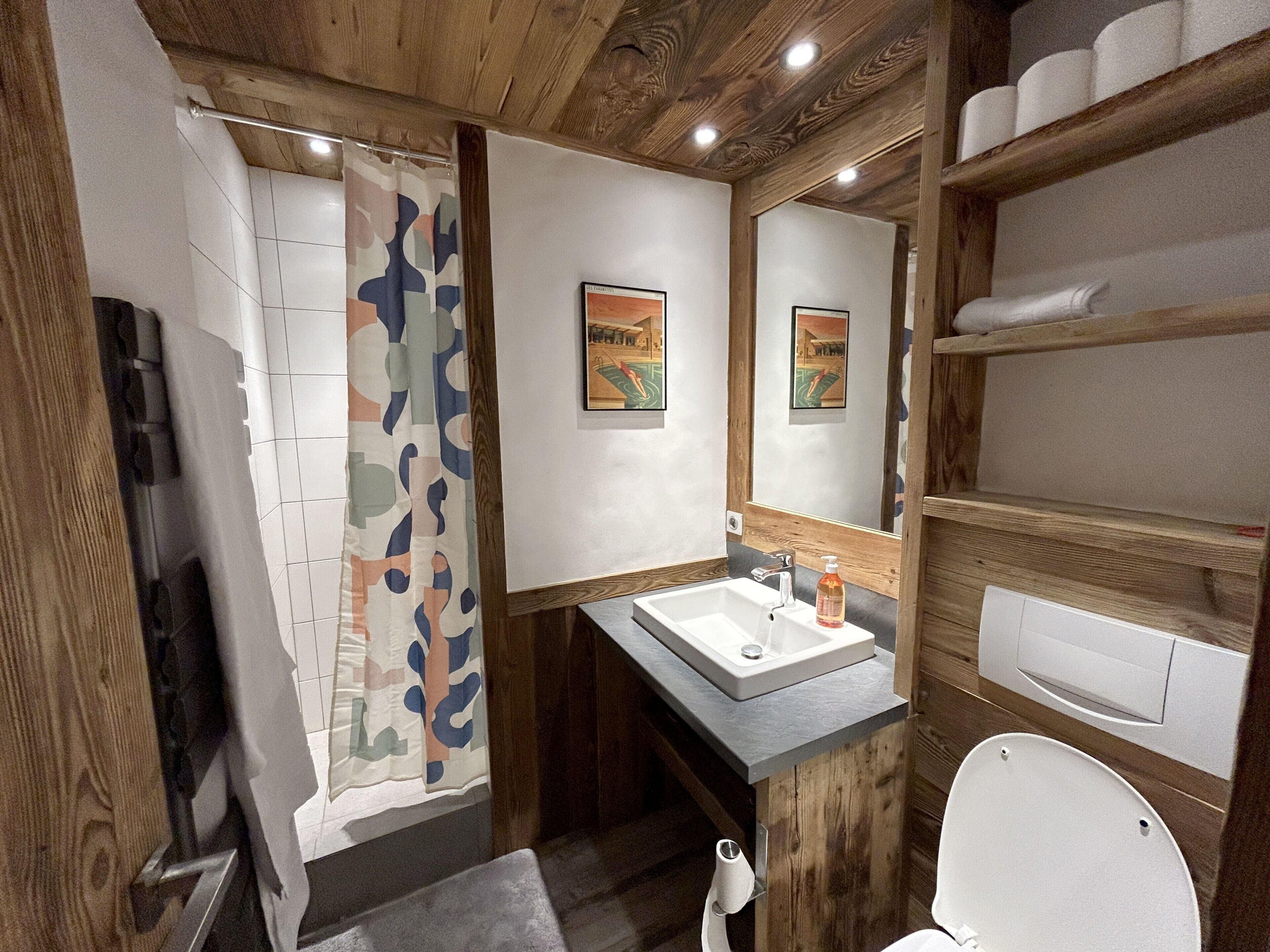 Dusche, kostenlose Toilettenartikel, Haartrockner, Handtücher