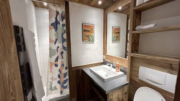 Dusche, kostenlose Toilettenartikel, Haartrockner, Handtücher