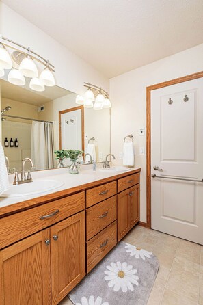 Shower, jetted bath, hair dryer, towels - 5BR I Sleeps 10, King x2, Pack n Play, Air Hockey (Fargo)