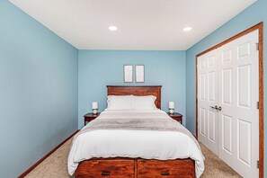 5 bedrooms, travel crib, free WiFi, bed sheets - 5BR I Sleeps 10, King x2, Pack n Play, Air Hockey (Fargo)