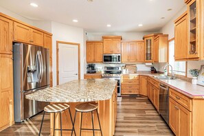 Een koelkast, een microgolfoven, een oven, een kookplaat