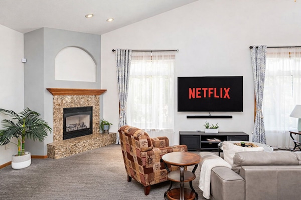 TV connectée, cheminée, livres
