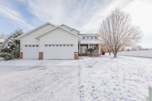 Exterior - 5BR I Sleeps 10, King x2, Pack n Play, Air Hockey (Fargo)