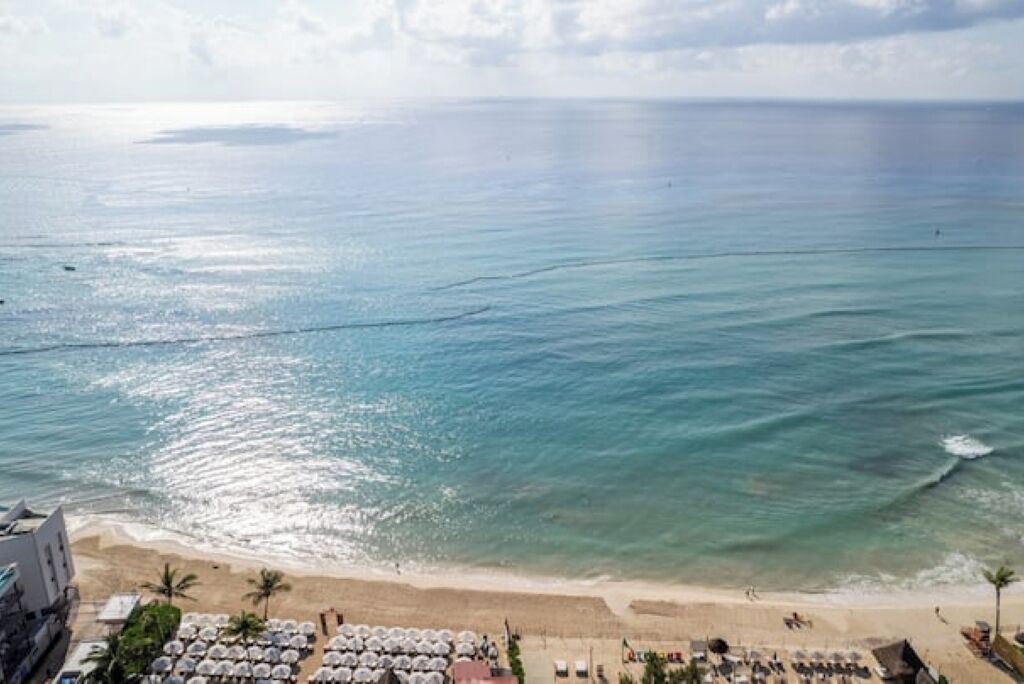 Plage, chaises longues, serviettes de plage