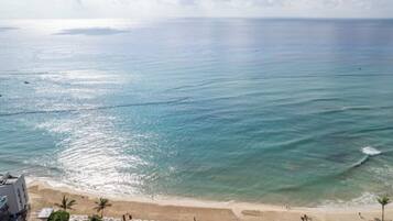 Plage, chaises longues, serviettes de plage