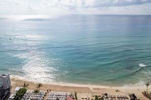 Plage, chaises longues, serviettes de plage