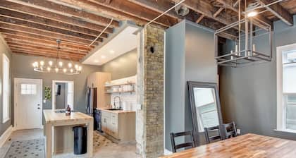 Large Milwaukee Home 4BR Fast Wifi