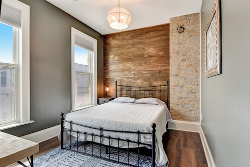 Large Milwaukee Home 4BR Fast Wifi