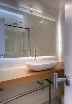 Regadera, secadora de cabello, toallas 