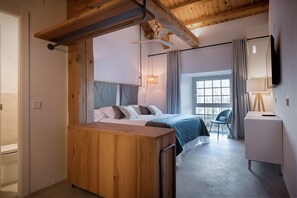 Une chambre moderne avec un lit, une table de chevet et un bureau avec une chaise.