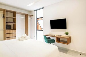 Tabla de planchar con plancha, wifi y ropa de cama 