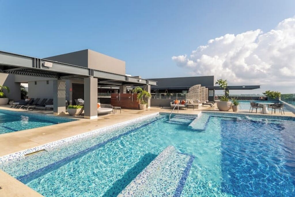 Una piscina al aire libre
