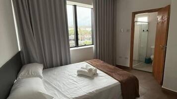 Laptop workspace, blackout drapes, iron/ironing board, free WiFi