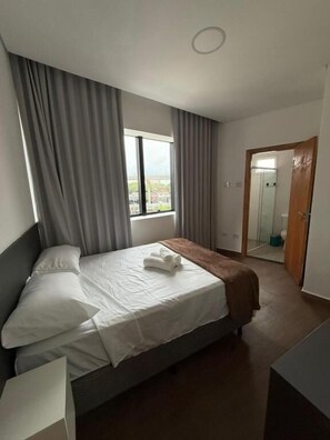 Laptop workspace, blackout drapes, iron/ironing board, free WiFi - Primu's House (São Paulo)