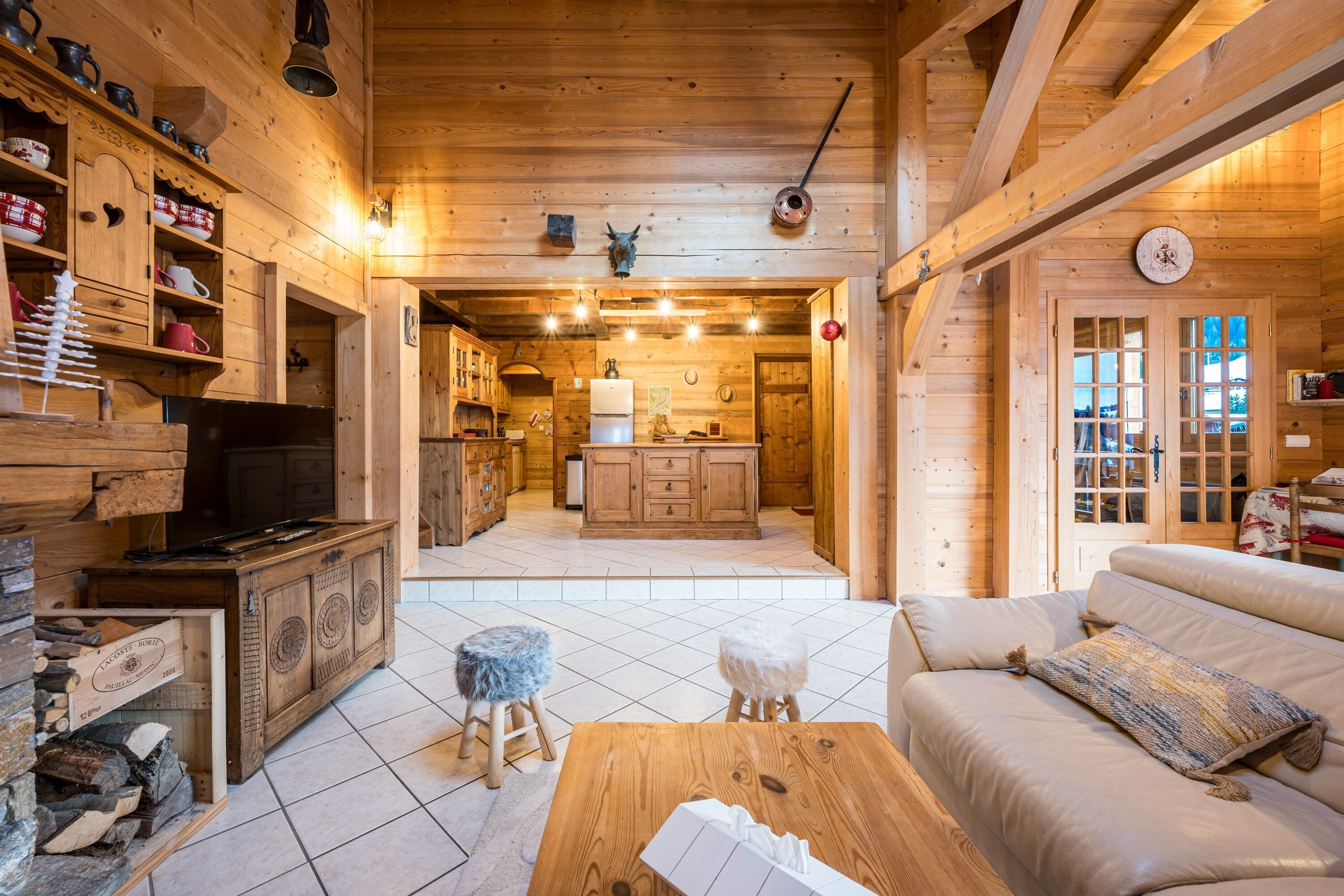 L’intérieur d’un chalet en bois comprend un espace de vie, une cuisine et une cheminée accueillante.