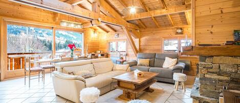 Una televisión, una chimenea