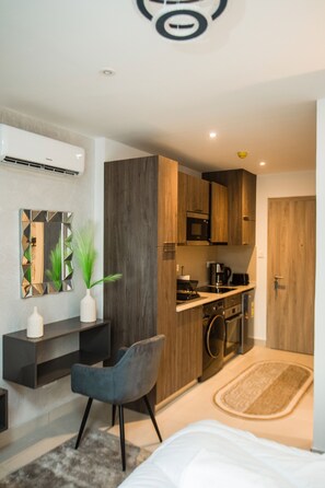 Fridge, microwave, oven, stovetop - Serene New Studio Apartment @ The Bantree (Accra)