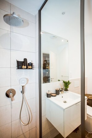 Shower, eco-friendly toiletries, towels, soap - Serene New Studio Apartment @ The Bantree (Accra)