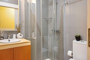 Shower, hair dryer, towels - Lighthouse Apartment with Terrace – Foz do Douro (Porto)
