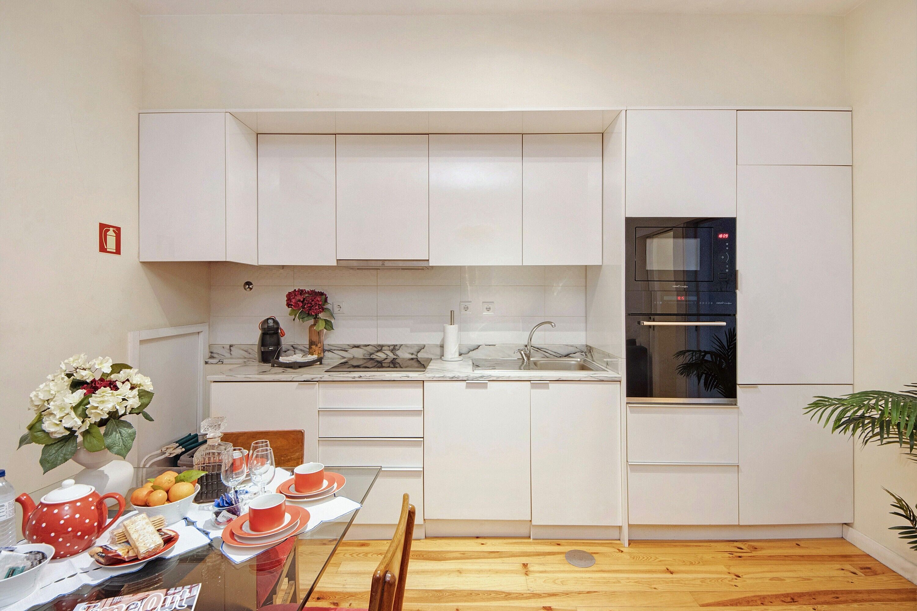 冷蔵庫、電子レンジ、オーブン、コンロ