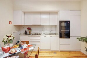 Fridge, microwave, oven, stovetop - Lighthouse Apartment with Terrace – Foz do Douro (Porto)