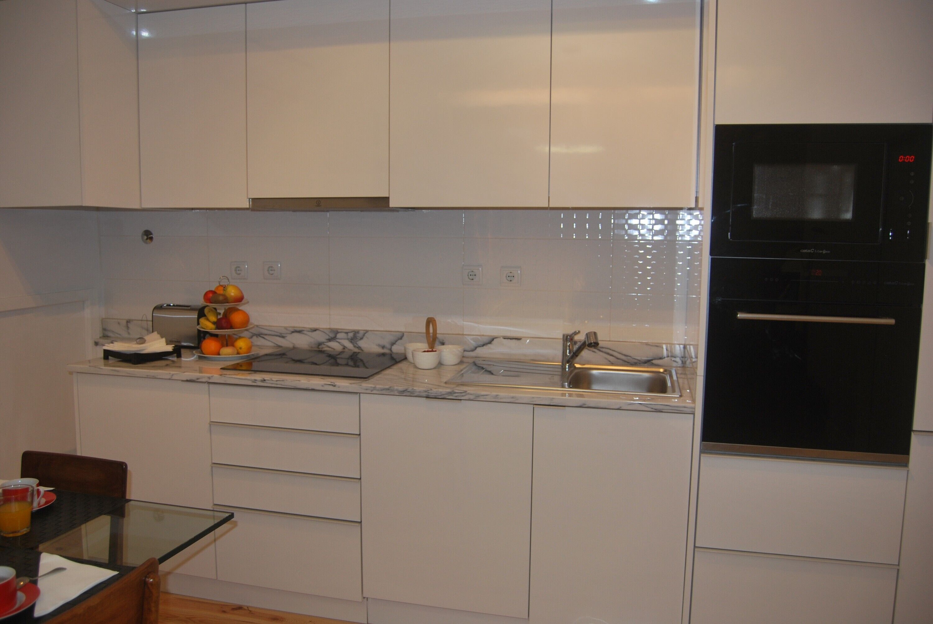 Een koelkast, een magnetron, een oven, een kookplaat