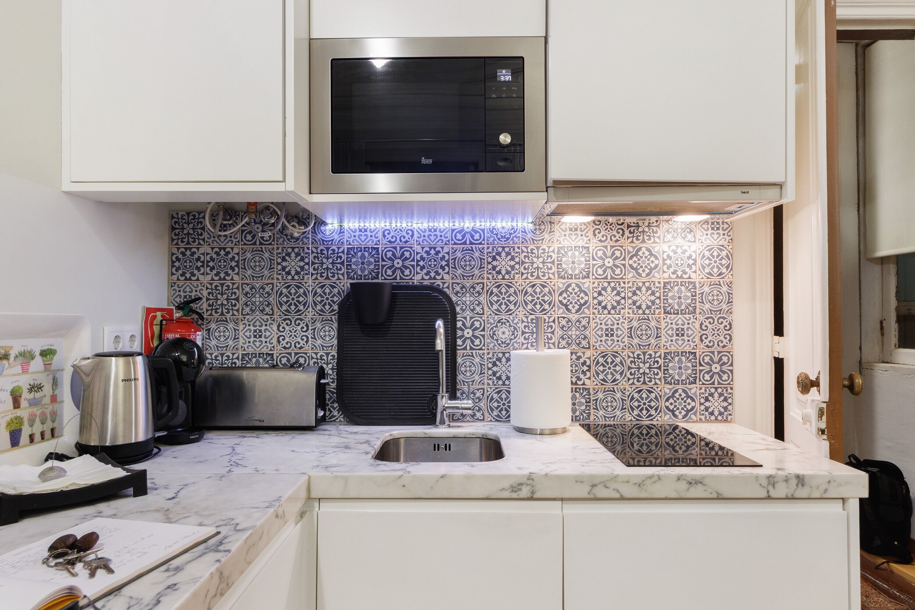 冷蔵庫、電子レンジ、オーブン、コンロ