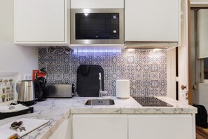 Fridge, microwave, oven, stovetop - Lighthouse Apartments with Sea View – Foz do Douro (Porto)