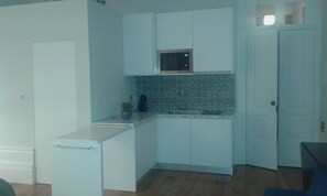 Fridge, microwave, oven, stovetop - Lighthouse Apartments with Sea View – Foz do Douro (Porto)