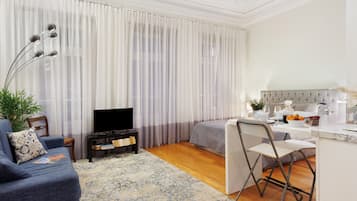 Iron/ironing board, WiFi, bed sheets