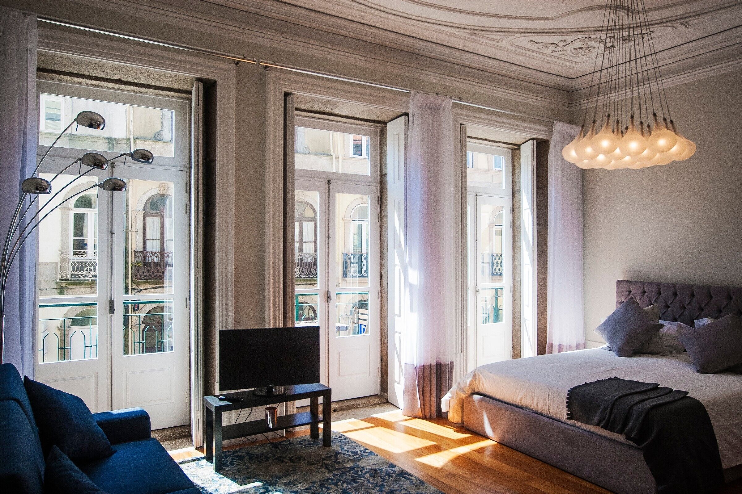 Tabla de planchar con plancha, wifi y ropa de cama 