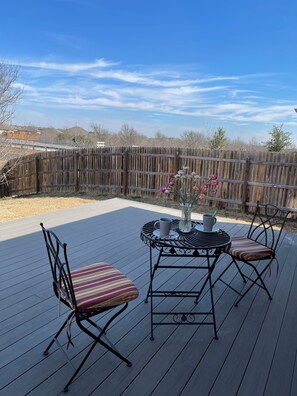 Outdoor dining - Nice and comfortable home , close to down town , Tesla ,Dell , Samsung and Amzon (Pflugerville)