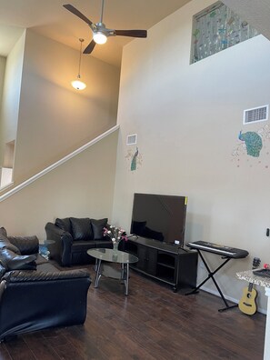Interior - Nice and comfortable home , close to down town , Tesla ,Dell , Samsung and Amzon (Pflugerville)