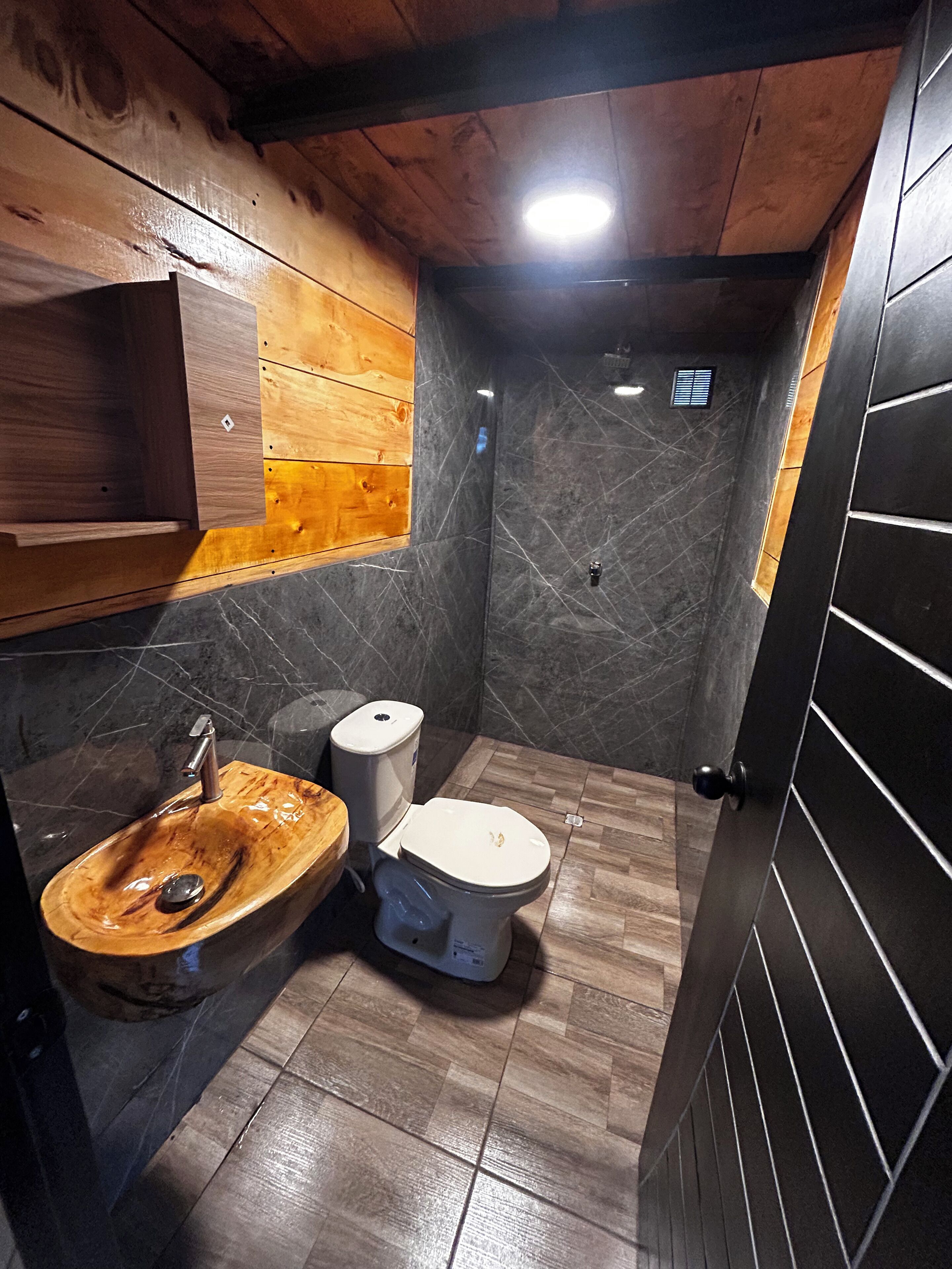 Whirlpool, Handtücher, Seife, Toilettenpapier