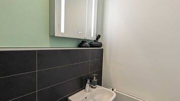 Dusche, Haartrockner, Handtücher, Seife