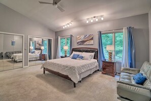 3 bedrooms, desk, iron/ironing board, WiFi - Pet-Friendly Dover Retreat w/ Yard & Pool Table! (Dover)
